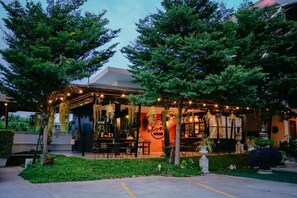 Outdoor dining - IT Me Keawanong Hotel (Nakhon Ratchasima)