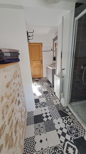 Shower, hair dryer, toilet paper - Sunset de Bénévent, country cottage for 4 to 6 people (Bénévent-l'Abbaye)
