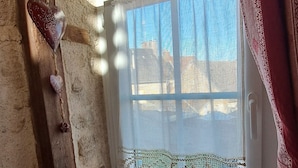 A rustic room with a wooden beam, a window with lace curtains, and a white bench. - Sunset de Bénévent, country cottage for 4 to 6 people (Bénévent-l'Abbaye)