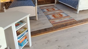 A cozy attic bedroom with two beds, a small table, and a bookshelf. - Sunset de Bénévent, country cottage for 4 to 6 people (Bénévent-l'Abbaye)