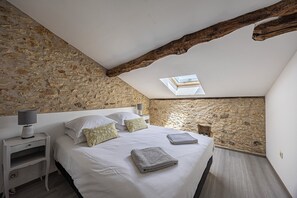 Een strijkplank/strijkijzer, wifi, beddengoed