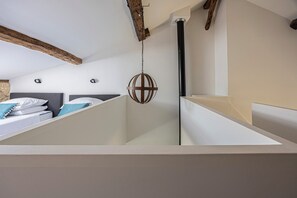 Een strijkplank/strijkijzer, wifi, beddengoed
