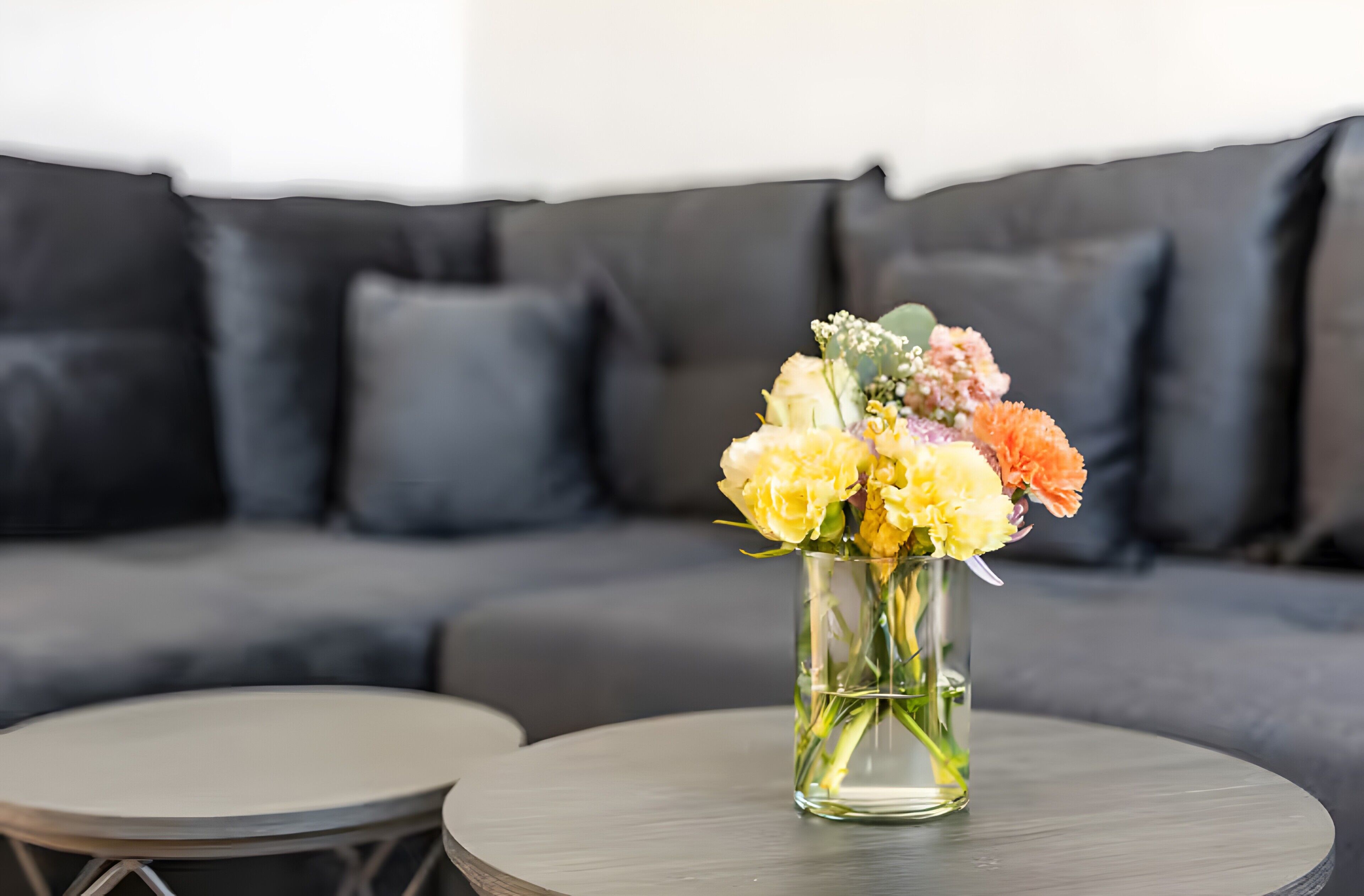 Ein Wohnzimmer mit einer Couch und einem Couchtisch.