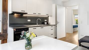 Kühlschrank, Ofen, Herdplatte, Wasserkocher