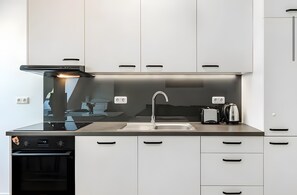 Kühlschrank, Ofen, Herdplatte, Wasserkocher mit Kaffee-/Teezubehör