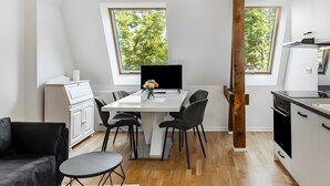 Kaffetrakter/tekoker, kjøleskap, ovn og kokeplater