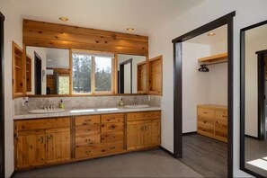 Regadera, secadora de cabello, jabón, papel de baño 