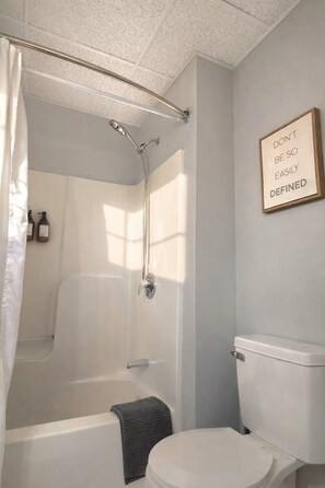 Secador de pelo, toallas, jabón y champú