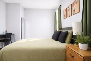 2 slaapkamers, een bureau, een strijkplank/strijkijzer, gratis wifi