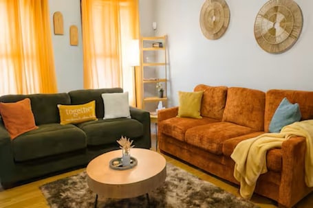 Smart TV, books. Heart of Shrewsbury St – 2BR Stay