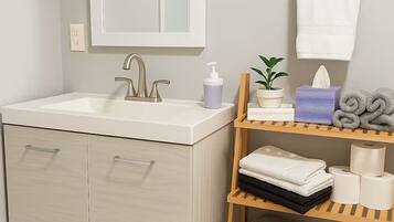 Een haardroger, handdoeken, zeep, shampoo