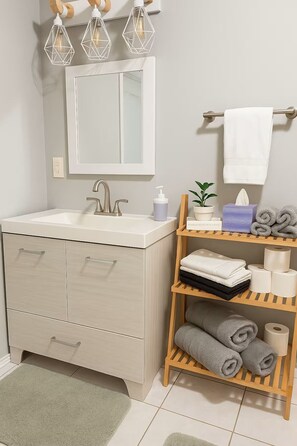 Een haardroger, handdoeken, zeep, shampoo