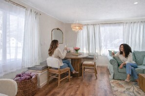 Dining - Girls Getaway, Hot Tub, Barrel Sauna, Sleeps 8 (Marcellus)