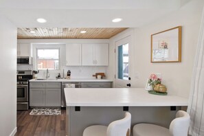 Fridge, microwave, oven, stovetop - Girls Getaway, Hot Tub, Barrel Sauna, Sleeps 8 (Marcellus)