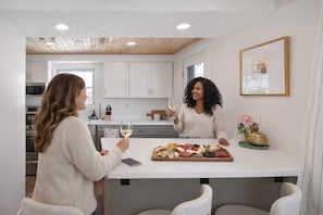 Fridge, microwave, oven, stovetop - Girls Getaway, Hot Tub, Barrel Sauna, Sleeps 8 (Marcellus)