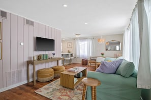 Smart TV, books - Girls Getaway, Hot Tub, Barrel Sauna, Sleeps 8 (Marcellus)