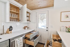 雪櫃、微波爐、焗爐、爐具