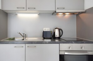 Kühlschrank, Ofen, Herdplatte, Wasserkocher