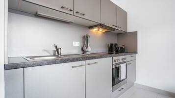 Kühlschrank, Ofen, Herdplatte, Wasserkocher