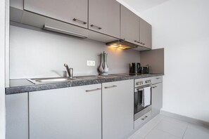 Kühlschrank, Ofen, Herdplatte, Wasserkocher