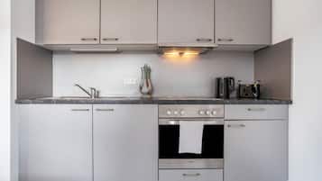 Kühlschrank, Ofen, Herdplatte, Wasserkocher mit Kaffee-/Teezubehör