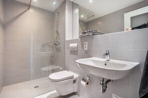 Shower, hair dryer, towels - Dom Central Suite – Komfortable Wohnung im Zentrum von Greifswald (Greifswald)