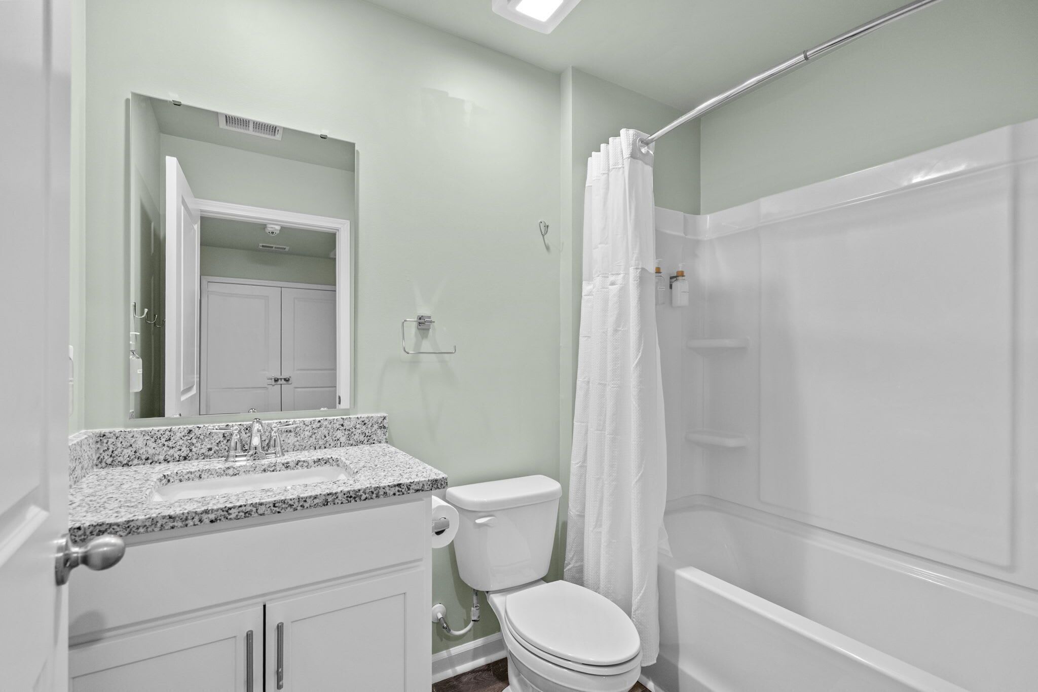 Ein Badezimmer mit einem weißen Waschbecken, einer Toilette und einer Badewanne.