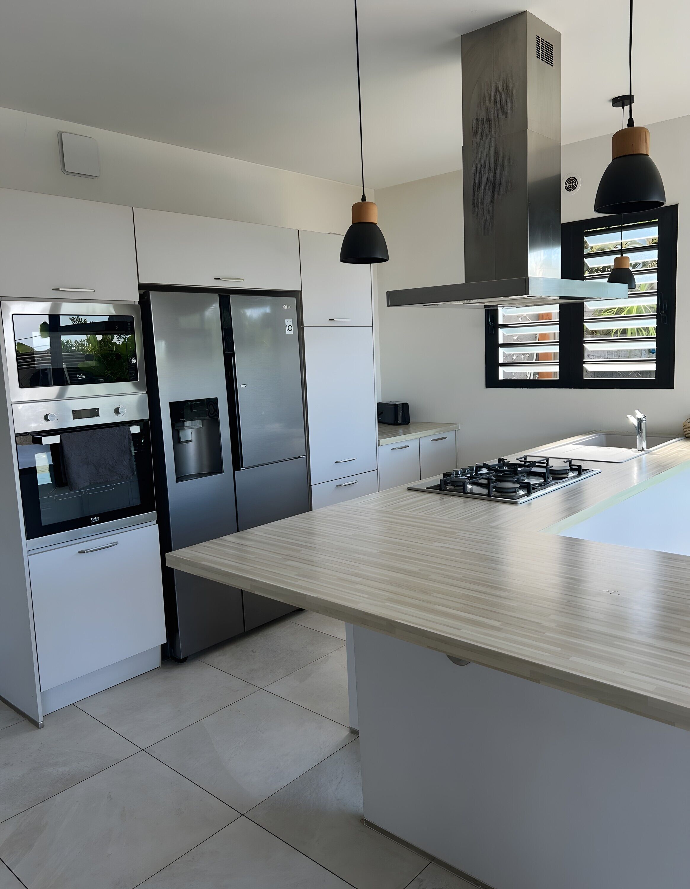 Refrigerador, microondas, horno y parrilla de estufa 