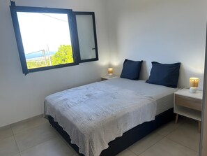 Tabla de planchar con plancha, wifi y ropa de cama 