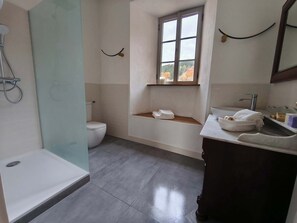 Bruser, hårtørrer, håndklæder, Shampoo