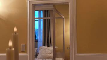 Een bureau, een strijkplank/strijkijzer, wifi, beddengoed