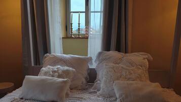 Desk, iron/ironing board, WiFi, bed sheets