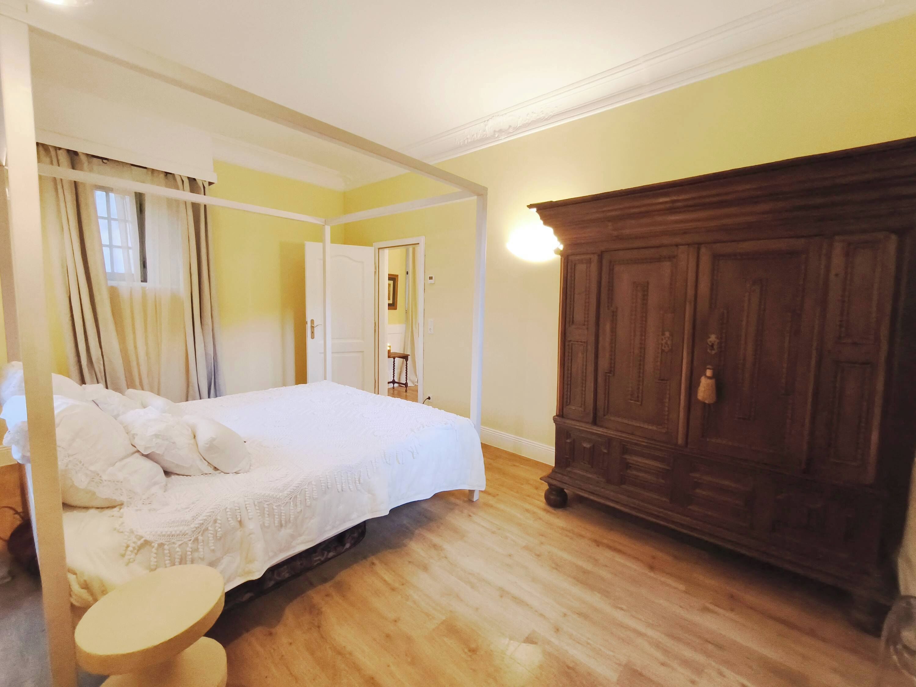 1 slaapkamer, een bureau, een strijkplank/strijkijzer, wifi