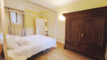1 slaapkamer, een bureau, een strijkplank/strijkijzer, wifi