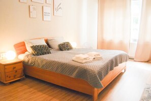 Tabla de planchar con plancha, cuna de viaje, wifi y ropa de cama 