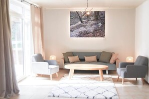 Televisión y oficina 