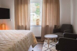 Bügeleisen/Bügelbrett, Reisekinderbett, WLAN, Bettwäsche