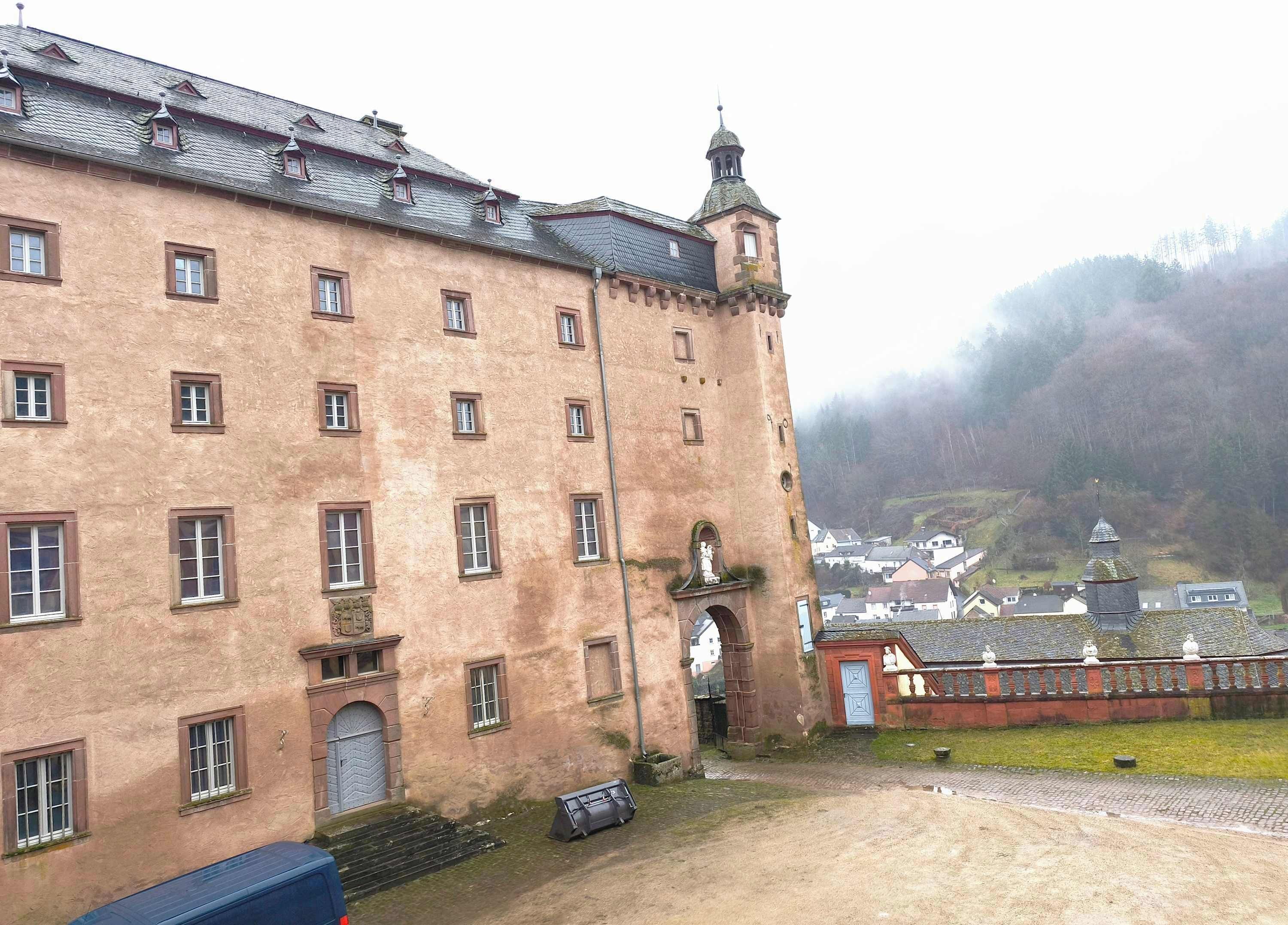 Un bâtiment historique doté de nombreuses fenêtres et d’une tour imposante.