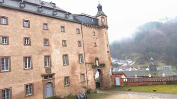 Un bâtiment historique doté de nombreuses fenêtres et d’une tour imposante.