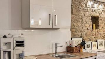 Køleskab, mikrobølgeovn, ovn, kogeplade