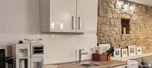 Kjøleskap, mikrobølgeovn, ovn og kokeplater