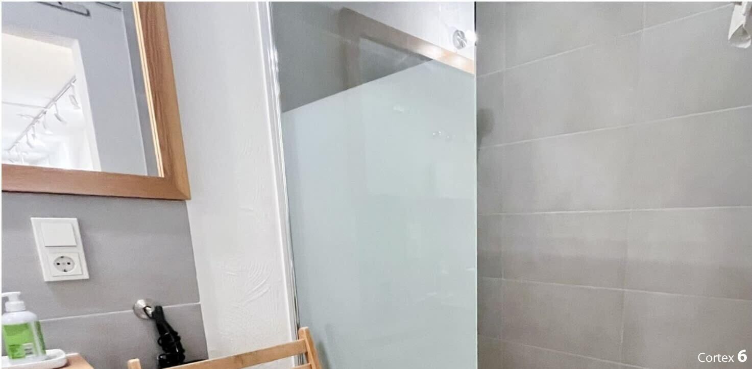 Douche, sèche-cheveux, shampoing