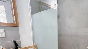 Douche, sĂšche-cheveux, shampoing