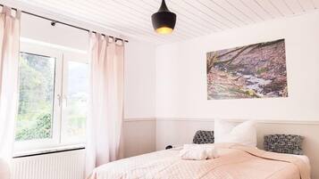 Iron/ironing board, WiFi, bed sheets