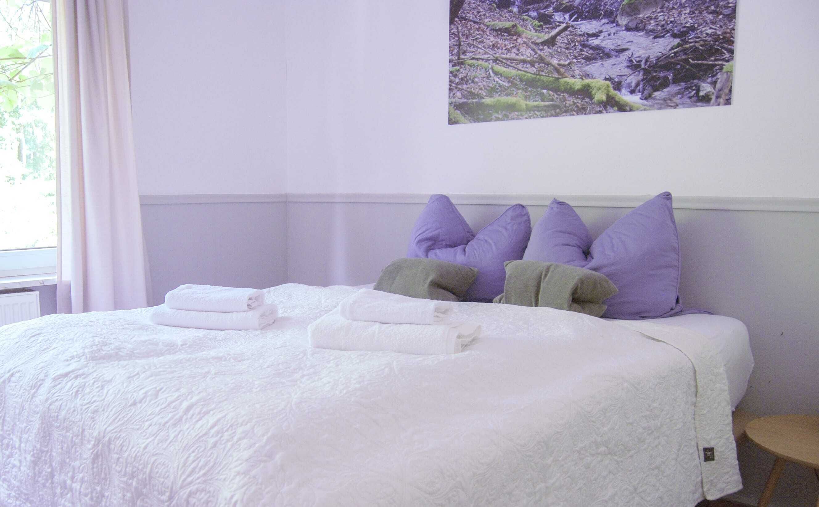 Tabla de planchar con plancha, wifi y ropa de cama 