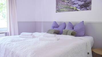 Tabla de planchar con plancha, wifi y ropa de cama