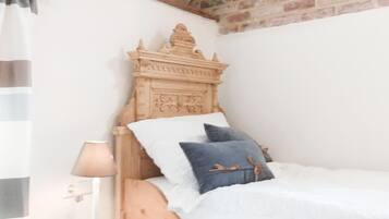 Iron/ironing board, travel cot, WiFi, bed sheets