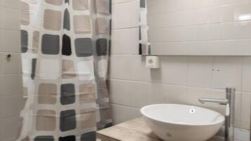 Een douche, een haardroger, shampoo