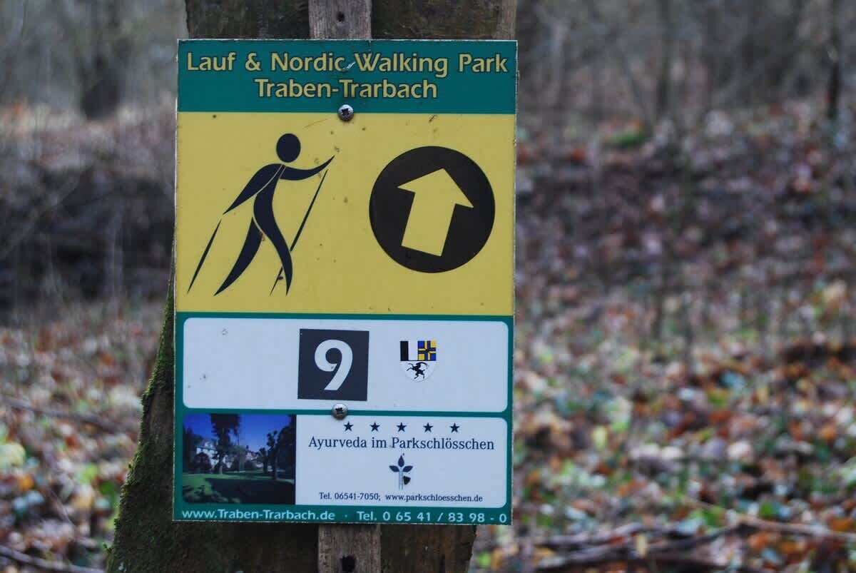 Lauf & Nordic Walking Park Traben-Trarbach -puiston opastekyltti, jossa nuoli osoittaa ylöspäin ja merkiten kävelyreitin suuntaa.