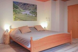 Tabla de planchar con plancha, wifi y ropa de cama 
